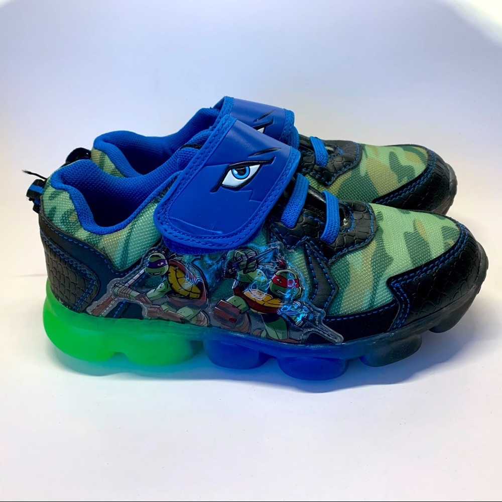 Ninja Turtles runners that lights up NEW size 3